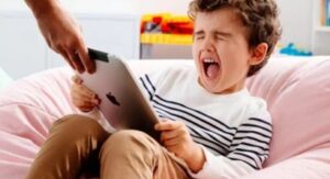 Tips Melindungi Anak dari Bahaya Internet dan Sosial Media