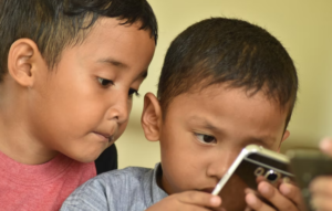 Awasi Si Kecil dari Pemakaian Gadget yang Berlebihan
