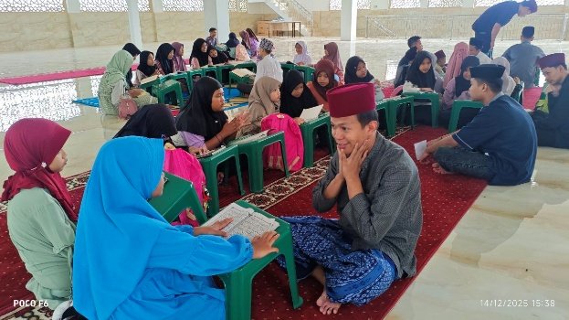 A group of people sitting in chairs

AI-generated content may be incorrect.