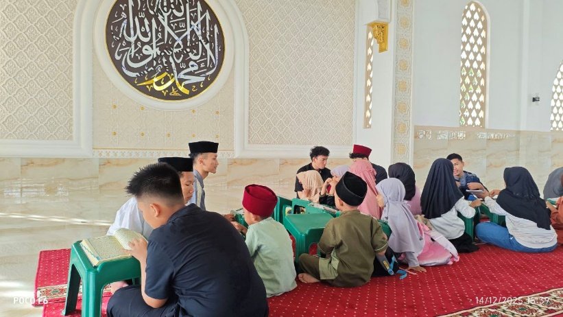 A group of people sitting on the floor
AI-generated content may be incorrect.